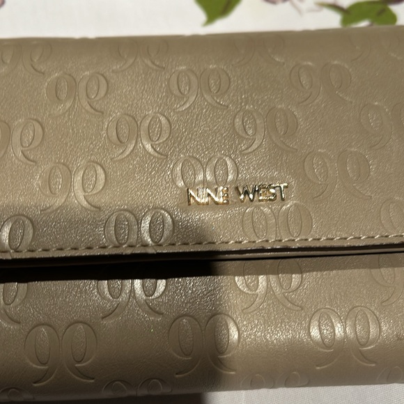 Nine West wristlet. Tan no stains. Holds cards outside pocket Smoke free home - Picture 3 of 7